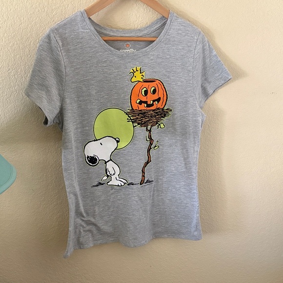 Family Fun Tops - Gray Short Sleeve women’s Tee with Snoopy and Pumpkin Design glows in the dark